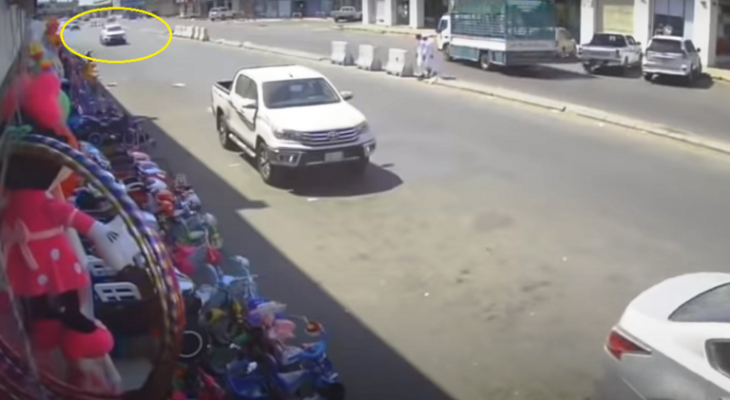 بالفيديو: سرقة سيارة في وضح النهار و"صاحبها" بجانبها في السعودية