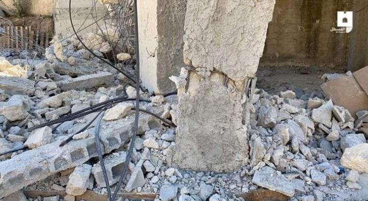 الخليل: الاحتلال يهدم غرفة سكنية وبئر مياه في منطقة البقعة
