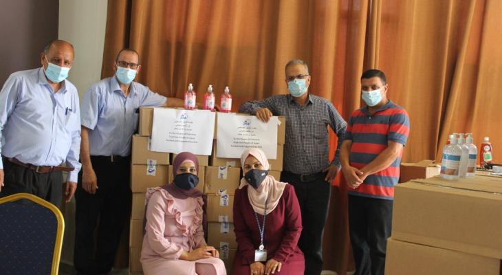 "شؤون اللاجئين" توزع مساعدات طبية طارئة على المخيمات