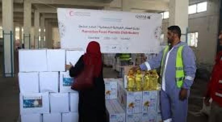 التنمية بغزة توزع مساعدات غذائية على المواطنين