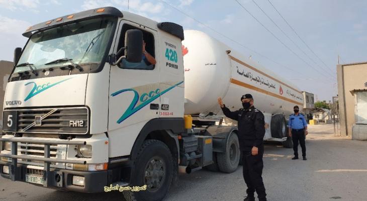 بالصور: الاحتلال يفتح معبر "كرم أبو سالم" ويبدأ إدخال الوقود إلى غزة