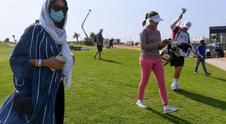 سعوديات يلعبن الجولف