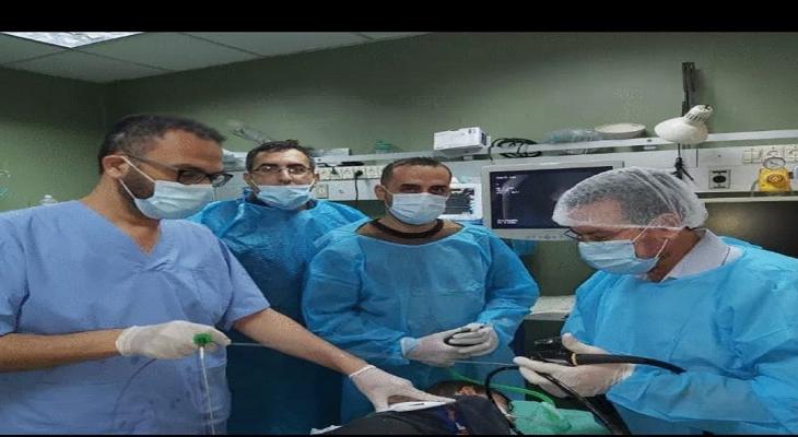 فريق طبي بغزة يتمكن من إنقاذ حياة طفل ابتلع مسمارًا بطول 6 سم