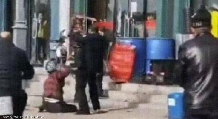 شاهدوا: فيديو لرجل يضرب "زوجته" حتى الموت في الشارع يغضب الصينيين