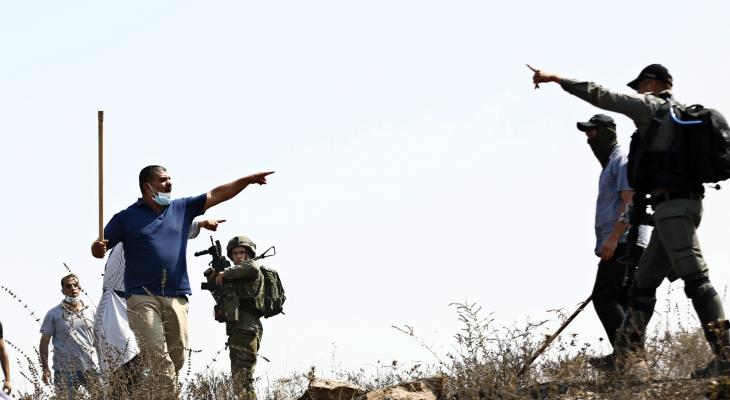 نابلس: مستوطنون يُهاجمون قاطفي الزيتون في قرية عزموط