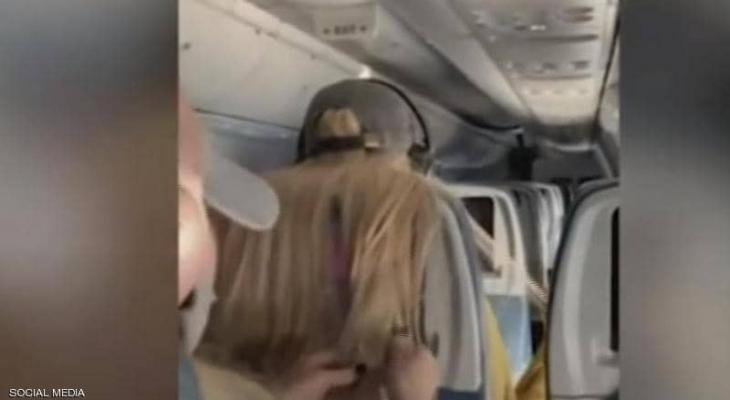بالفيديو: انتقام "قاس" من راكبة طائرة بعد فعلة "سخيفة جدا"