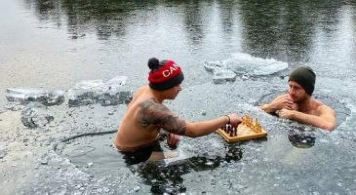 بالفيديو: كنديان يلعبان الشطرنج فى بحيرة متجمدة بدرجة حرارة 20 تحت الصفر