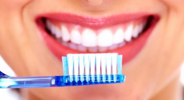 خطاء خطيرة عند تنظيف الأسنان بالفرشاة..