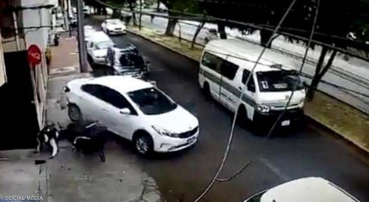 بالفيديو: حاولا سرقته بالإكراه فـ"هرسهما" بسيارته