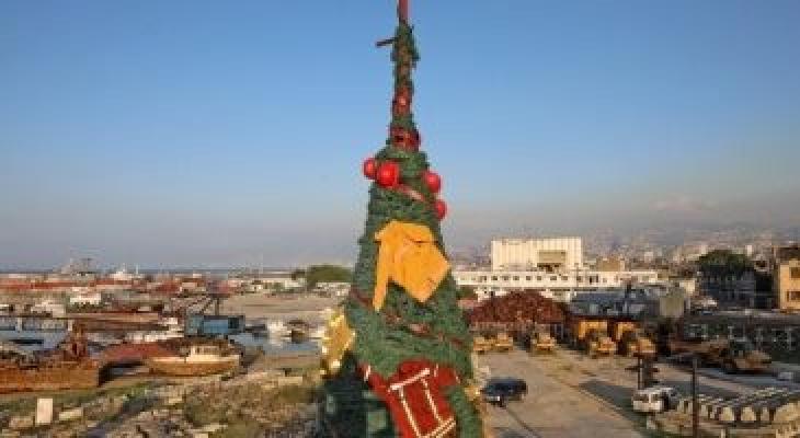 شجرة عيد الميلاد تتزين بزى رجال الإطفاء فى مرفأ بيروت تكريما لهم