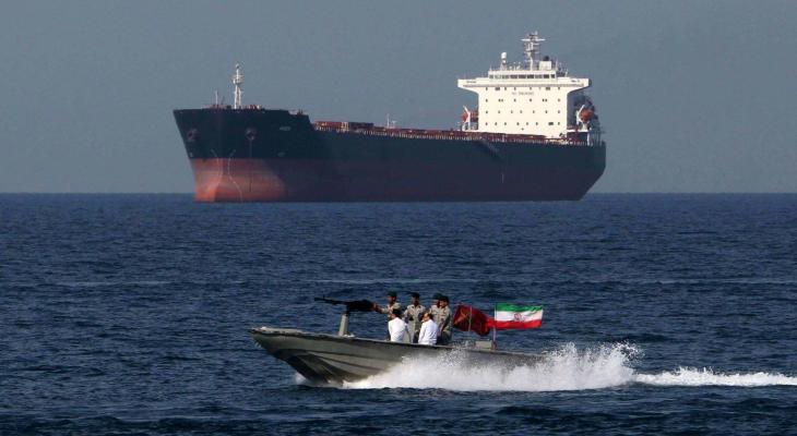 غرق سفينة إيرانية قرب جزيرة "لارك"