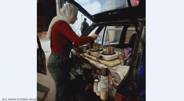 مصرية تتحدى الظروف بـ"سيارة نسائية"