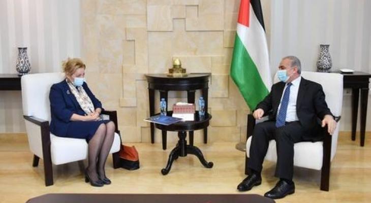 اشتية ونتاليا ابوستولوفا رئيس بعثة الاتحاد الأوروبي لدعم الشرطة في فلسطين