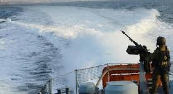 الزوارق الحربية تستهدف مراكب الصيادين شمال قطاع غزّة