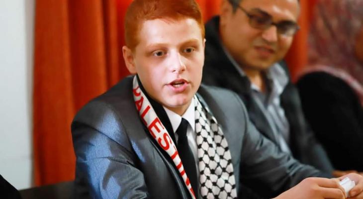 شاهد: طفل فلسطيني يحصل على ألقاب دولية في مجالات الأدب وإلقاء الشعر الوطني