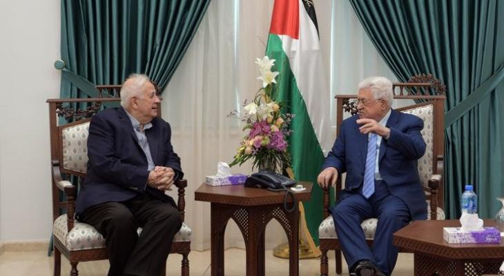 الرئيس عباس يلتقي بحنا ناصر لبحث ملف الانتخابات وإصدار المراسيم اللازمة