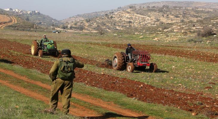 مستوطنون يحرثون أراضي شرق بيت لحم تمهيدًا للاستيلاء عليها