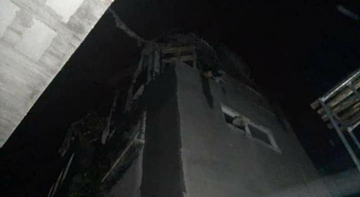 شاهد: سقوط قذيفة مدفعية على منزل في مخيم المغازي ونجاة العائلة من موتٍ محقق