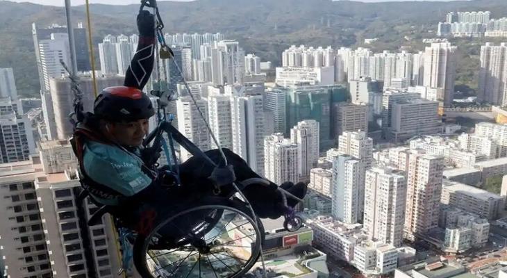 صيني على كرسي "المعاقين" يتسلق أعلى ناطحة سحاب في هونغ كونغ