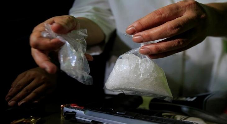 أخطأ في الزبون "تاجر مخدرات" يعرض الكوكايين على شرطي