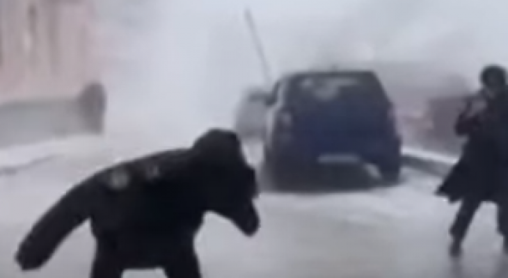 بالفيديو: محاولة سكان مدينة روسية مقاومة سوء الأحوال الجوية... شاهدوا ماذا حصل لهم؟