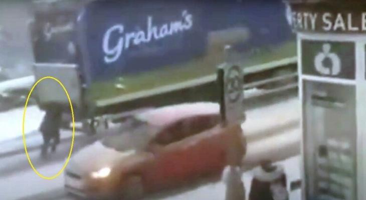 بالفيديو | امرأة ثلاثينية خارقة تدفع شاحنة ضخمة وسط الثلوج