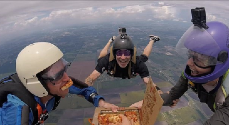 فريق قفز بالمظلات يتناول البيتزا في السماء على ارتفاع 14 ألف قدم.
