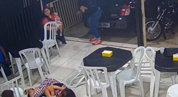 شاهدوا: سيدة تحمي ابنها بجسدها خلال سطو مسلح على مطعم