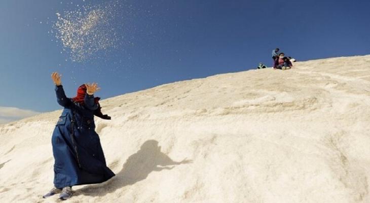 بالفيديو والصور | التزحلق على "الملح" بدل "الجليد" في مصر