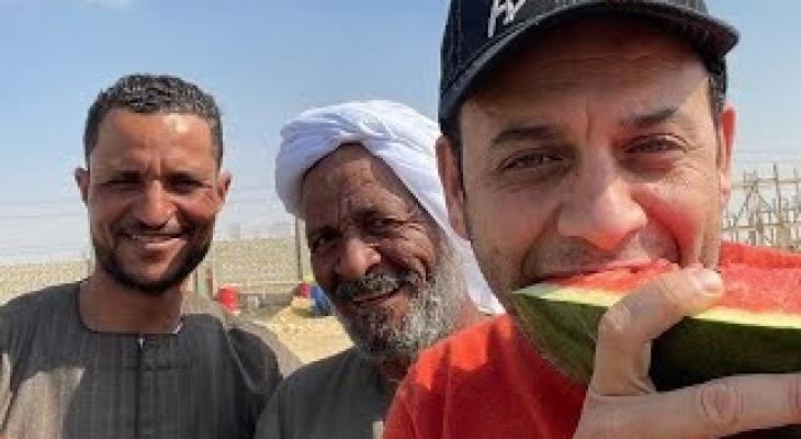 مصطفى قمر يدعو متابعيه لشراء البطيخ من بائع فاكهة