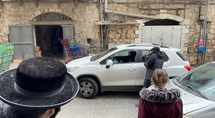 مستوطنون يعتدون على مصورين صحفيين في القدس ويحطمون مركبتهما.jpg