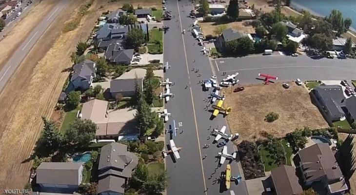 بالفيديو | ما حدث مرعبة .. الطائرة أمام باب "المنزل" في "حي سكني" بولاية كاليفورنيا الأميركية