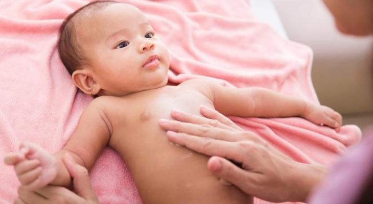 كيف تحمي بشرة طفلك الرضيع من الجفاف؟
