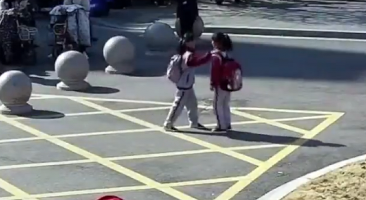 فيديو: "بعرض كونج فو وعناق".. طالبتان ترحبان ببعضهما أمام مدرسة بالصين