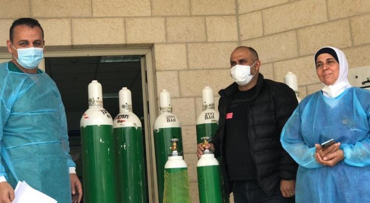 مشفى عمر القاسم في قلقلية يتسلم إسطوانات أوكسجين