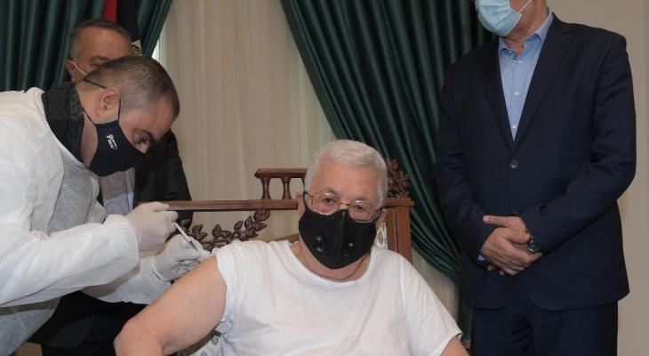 الرئيس عباس يتلقى اللقاح المضاد لفيروس "كورونا"