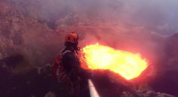 بالفيديو | السياح "الروس" يتسلقون إلى قمة فوهة "بركان" ثائر في شبه جزيرة كامتشاتكا