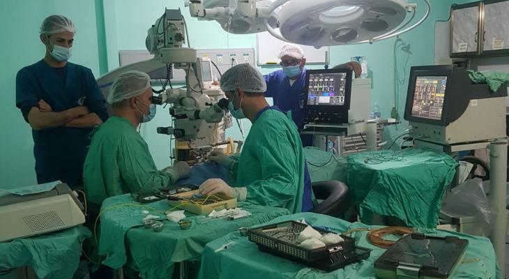عملية جراحية معقدة تنقذ عين مريض في مستشفيات الخدمة العامة بغزة