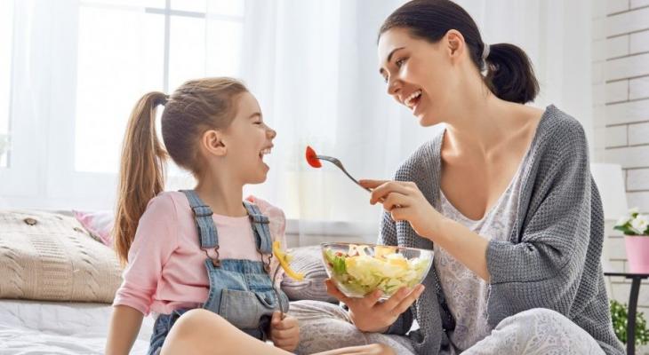كيف تشجعين طفلك على تناول الأكل الصحي؟