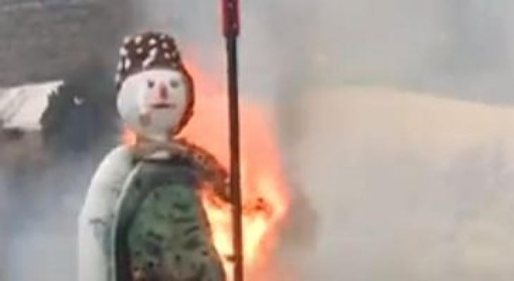 سكان سويسرا يحرقون دمية "رجل الثلج" لتوديع الشتاء واستقبال الصيف