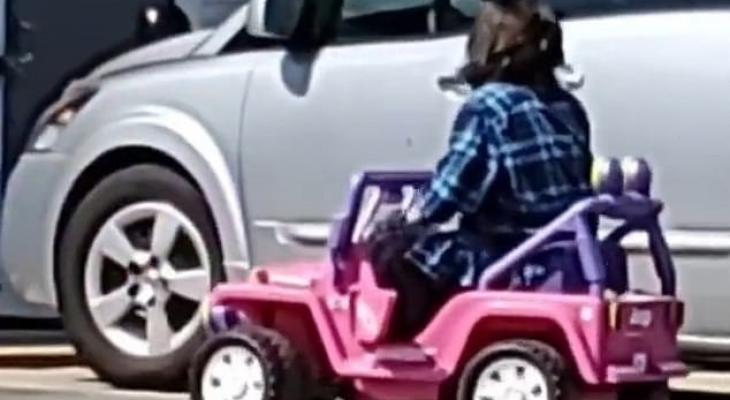 امرأة أمريكية تذهب للسوبر ماركت بسيارة أطفال كهربائية