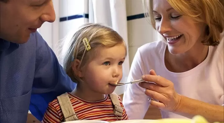 بالفيديو | اليكِ "سيدتي" أطعمة تؤدي لاختناق أطفالك ابتعدي عنها