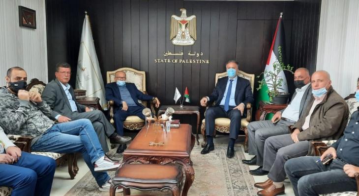 "أبو بكر" و "فارس" يُطلعان الوزير عساف على فعاليات يوم الأسير الفلسطيني