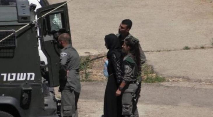قوات الاحتلال تعتقل والدة وشقيقة الأسير محمد رشدة 