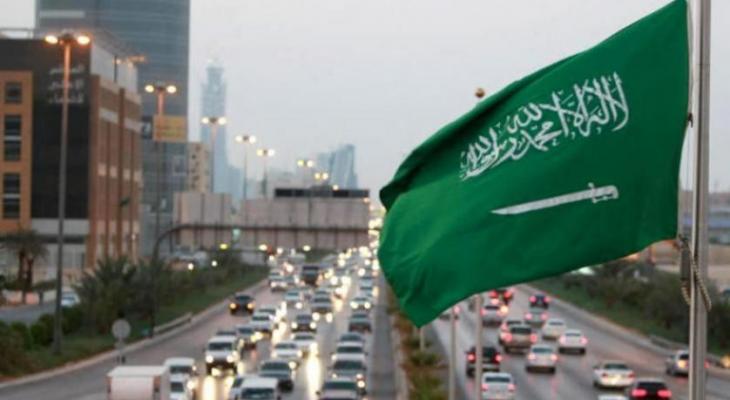 بالفيديو|  السيطرة على "تمساح" يتجول في السعودية