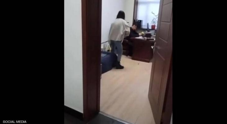 شاهدوا | فيديو من قلب المكتب.. رد "صاعق" من موظفة بعد تحرش مديرها