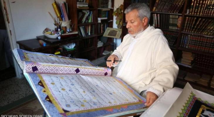بعد كتابة 1000 مصحف.. خطاط ليبى يسعى وراء حلمه لرسم القرآن بالخط العربى