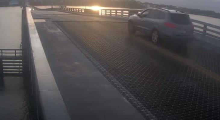سائق يحطم حاجز مرورى ويقفز بسيارته فوق جسر متحرك لحظة فتحه فى فلوريدا