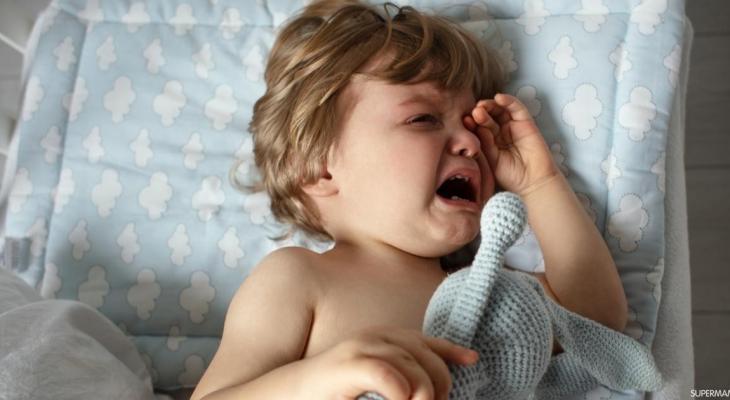 أسباب استيقاظ الطفل المفاجئ من النوم وهو يبكي