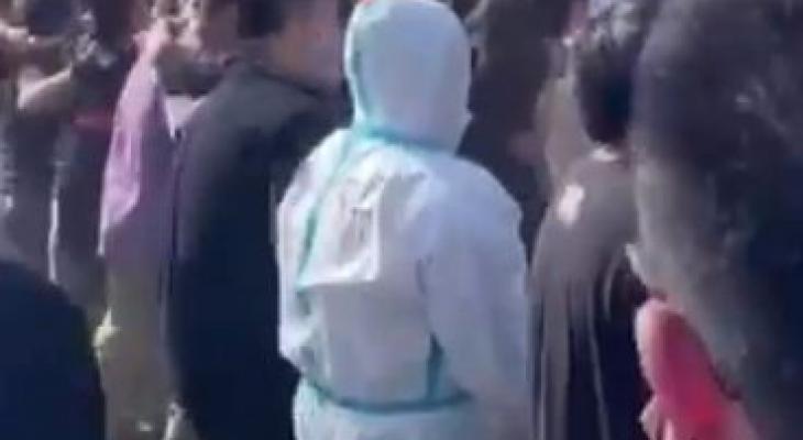 رجل يرتدى بدلة واقية فى مهرجان موسيقى لتوعية المشاركين بخطر كورونا.